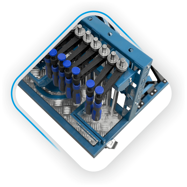 Półka na zaciski mocujące wykorzystywane podczas pracy na stole spawalniczym.